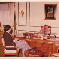 د.فاروق العمر مع الشيخ سعد العبد الله مع ضيف جزائري