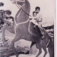 د.فاروق العمر في الطفولة مع اخيه رياض العمر 1962
